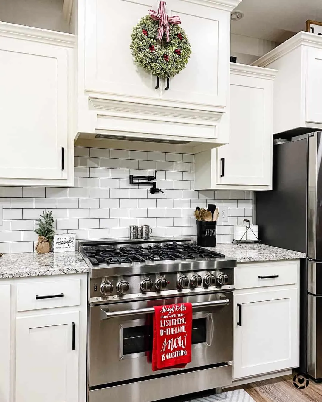 10751 red white kitchen