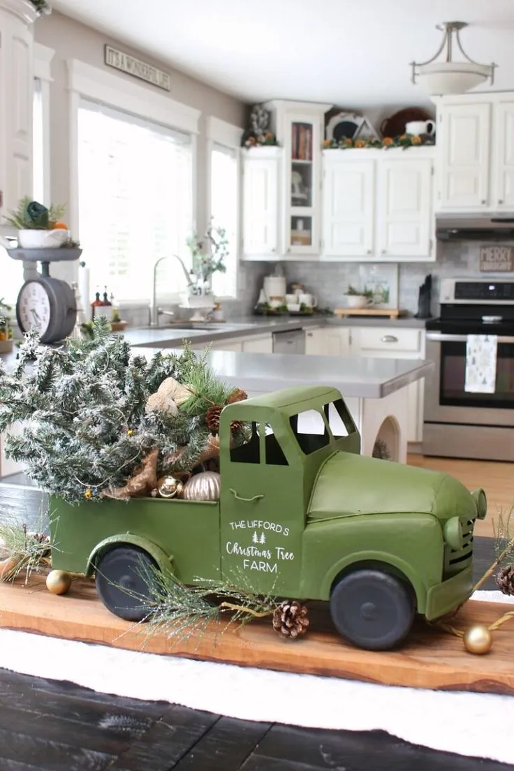 /img/10857-christmas-truck-kitchen-decor-7.webp