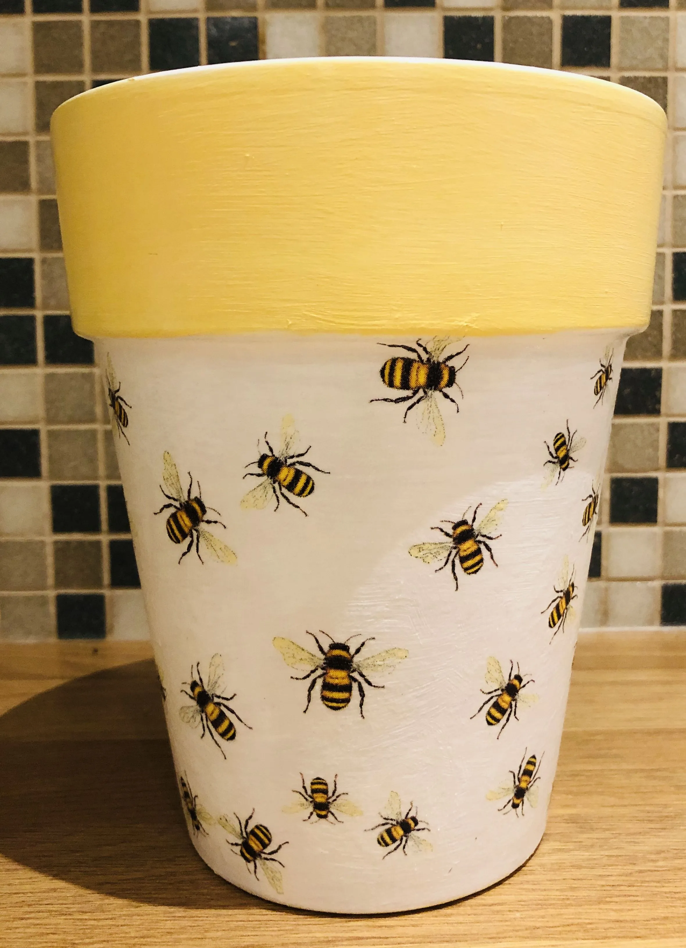 10943 bee wall decor