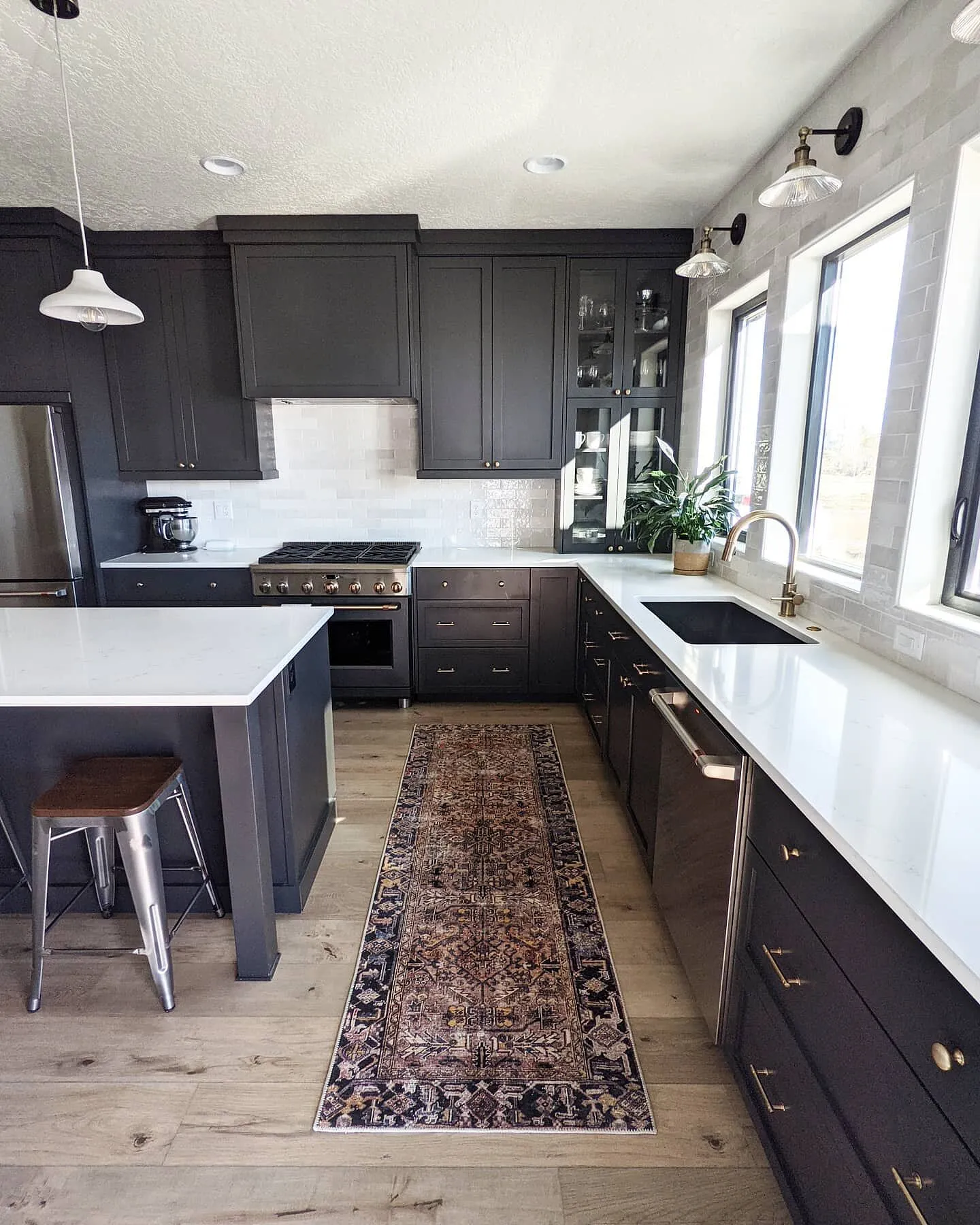 10957 white kitchen greenery