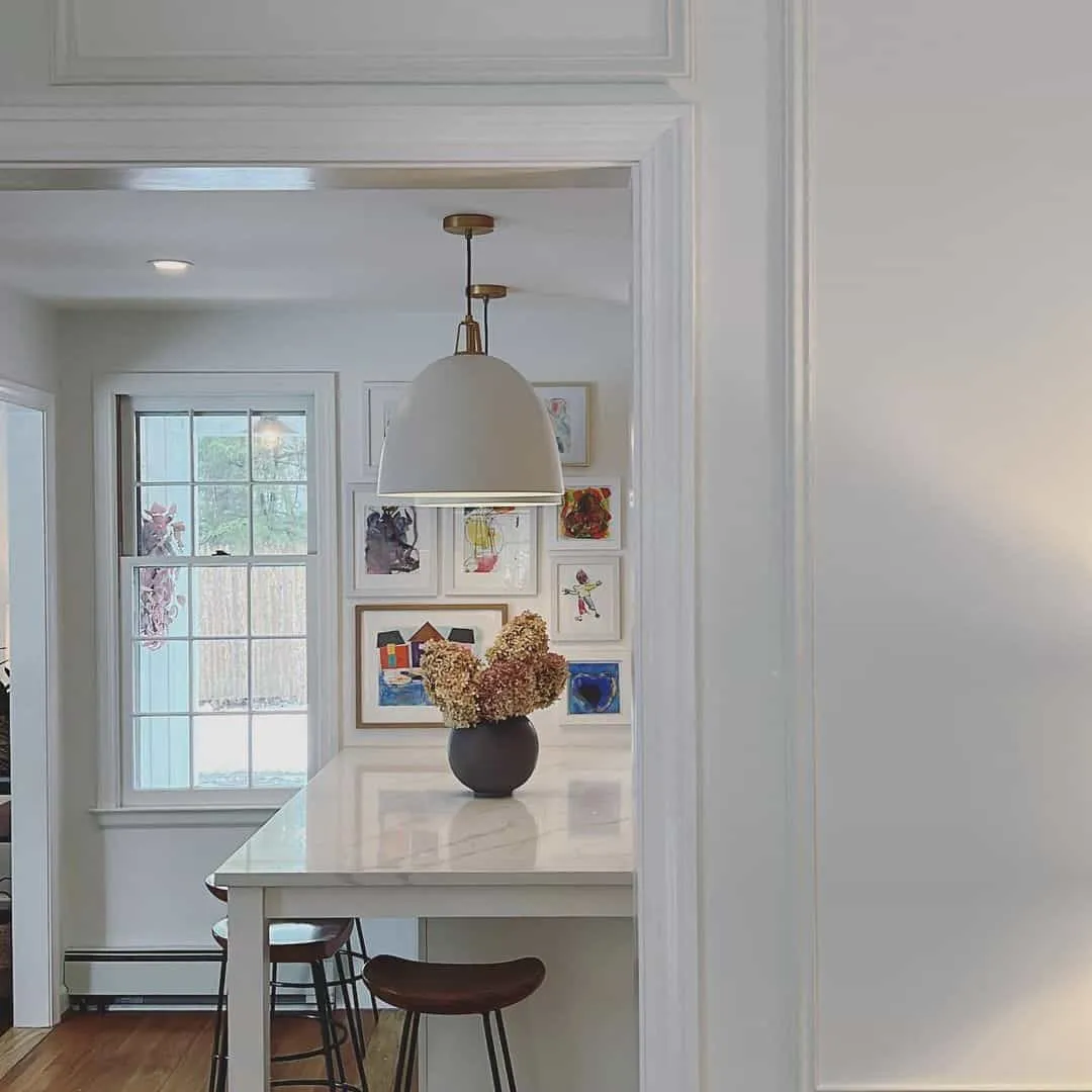 10957 white kitchen metallic fixtures