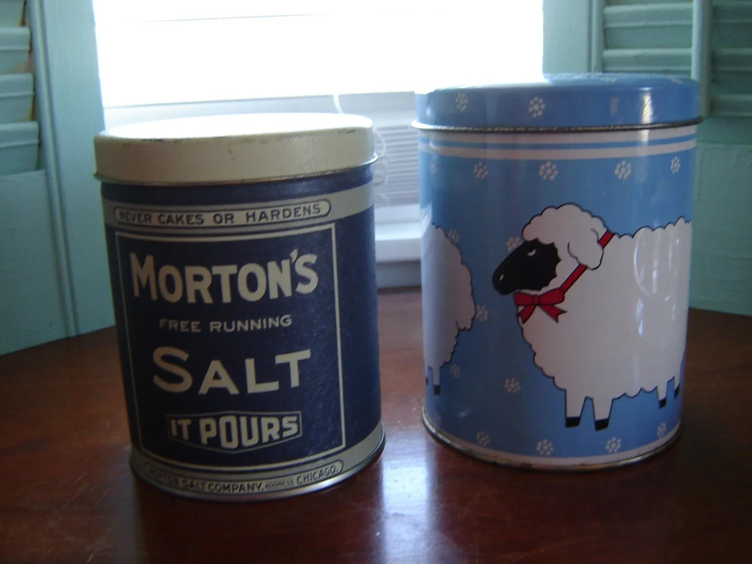 11010 vintage tin trays